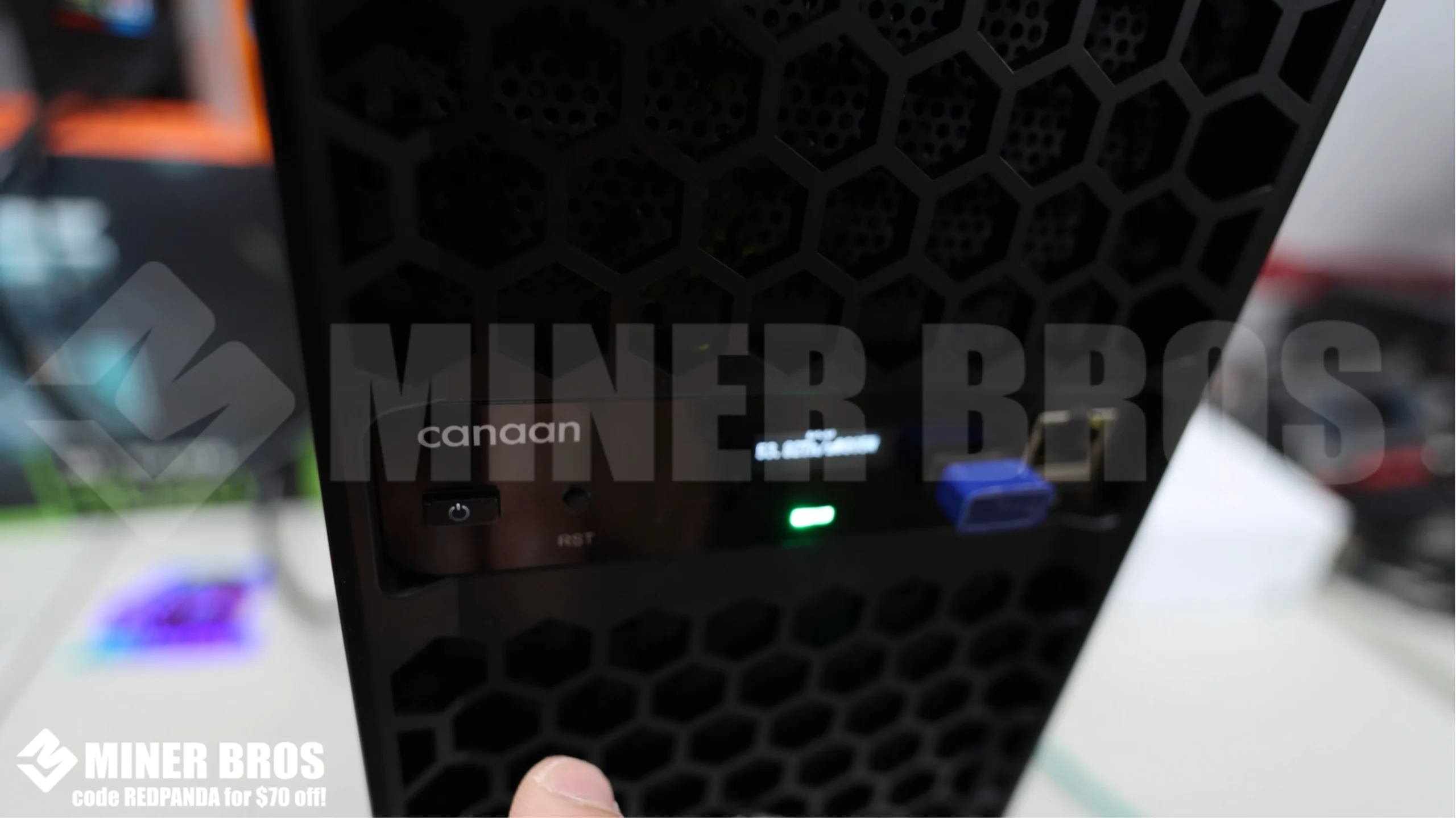 Si se muda a una nueva ubicación o red Wi-Fi, deberá restablecer el dispositivo de fábrica utilizando el botón de reinicio trasero (manténgalo presionado durante 5 segundos).